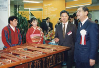1996年、「中米5ヵ国展示会」責任者として説明に当たる。