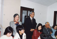 2001年、福岡に赴任直後、ある集会で夫婦で自己紹介をしているところ