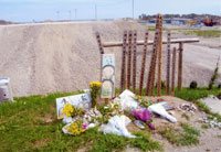 宮城県名取市、犠牲者に捧げられた花が深い悲しみを訴えている。