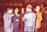 パーティーも大切な仕事のひとつ。写真のうしろ向き中央はタンスリ・トン・ヨン・ホン大蔵次官。右は日本マレーシア経済協議会のマレーシア側初代会長のタンスリ・ラジャー・モハール会長（首相特別顧問兼任）中央こちら向きが著者